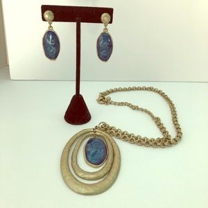 Gently loved necklace and earrings set 💋